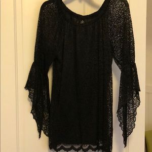 Lace top, never worn beautiful sleeves